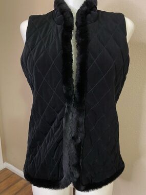 Chico's Travelers Label black quilted elegant black vest with fur trim 0